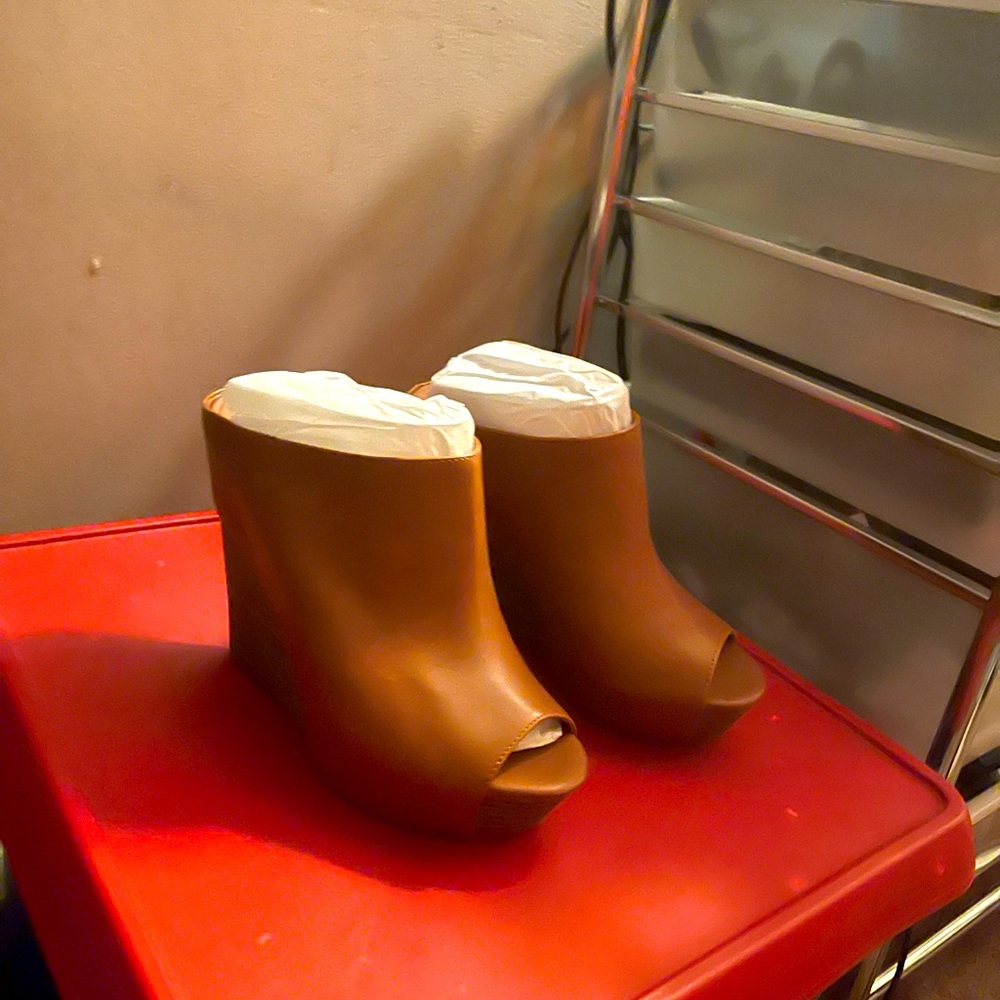 Jessica Simpson wedge heel size 8 very comfortable Burt orange or Carmel color